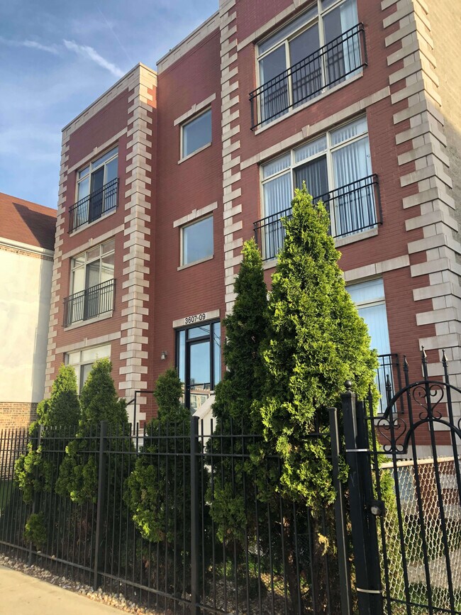 Foto del edificio - 3607 W Belmont Ave