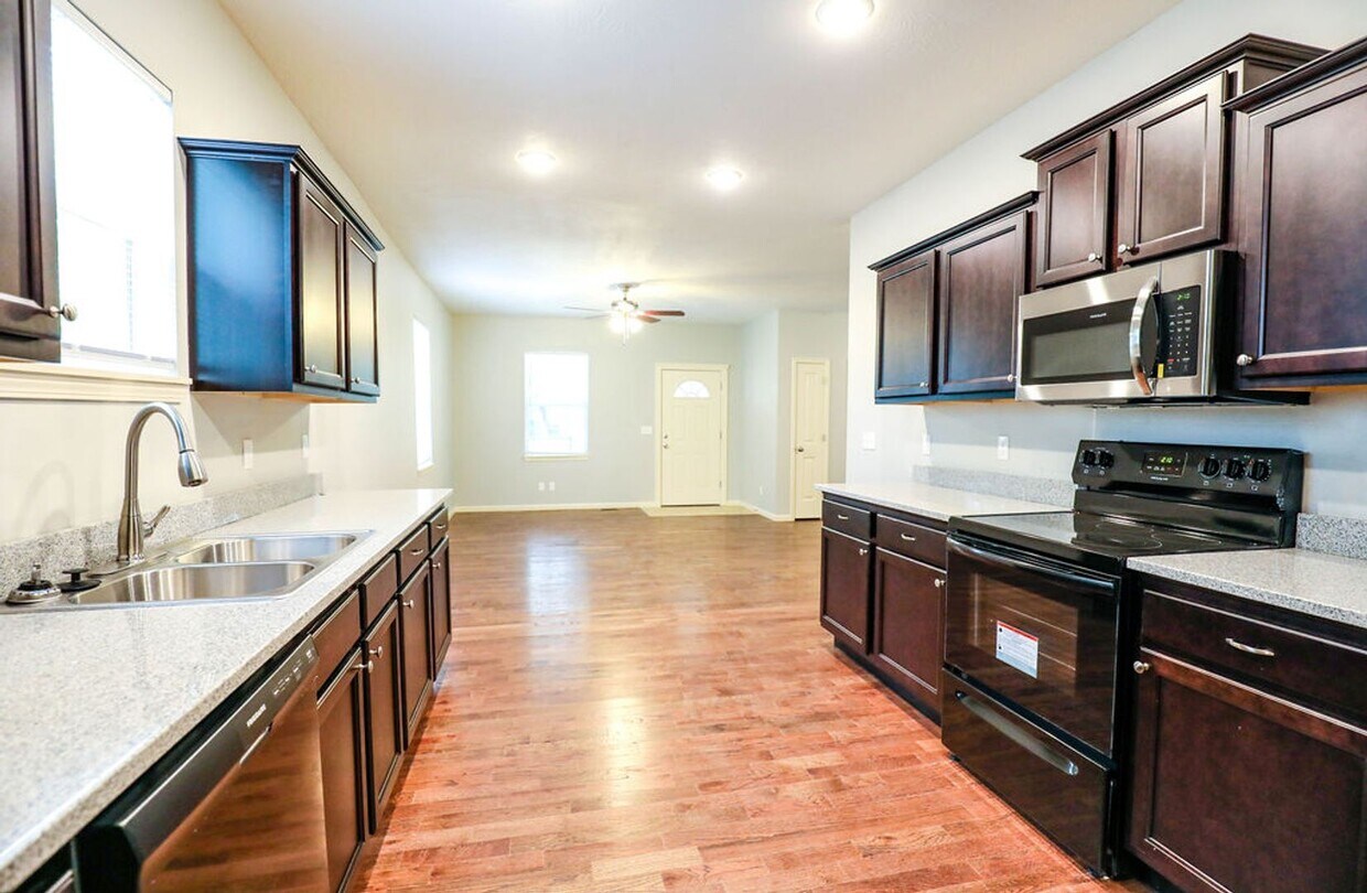 Foto principal - Spacious 5 bed 2 bath Downtown Springfield...