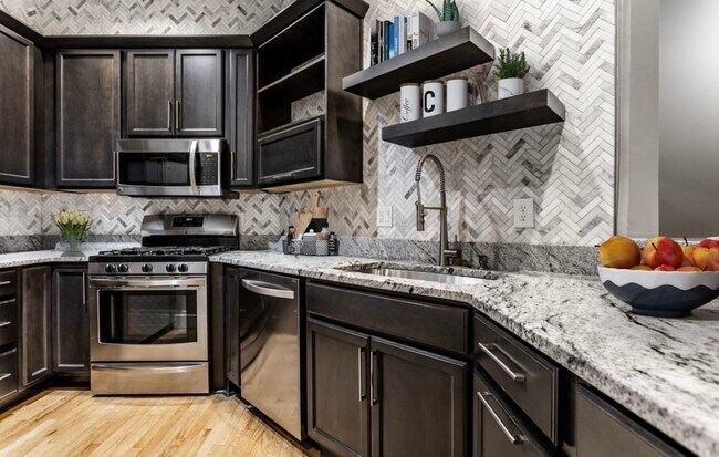 Spacious kitchen, plenty of storage - 611 N Park Ave