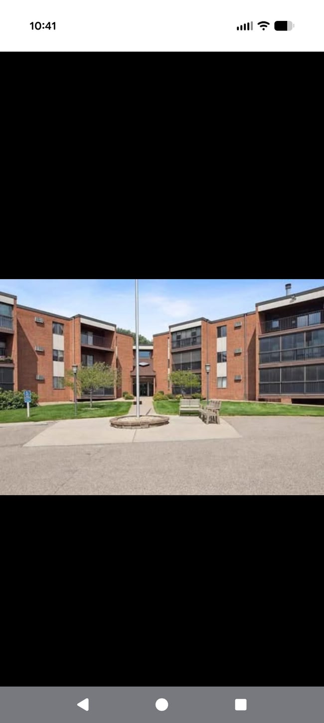 Building Photo - 1800 Riverwood Dr
