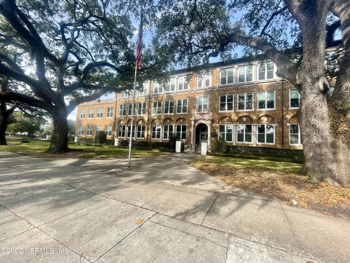 Primary Photo - 2525 College St