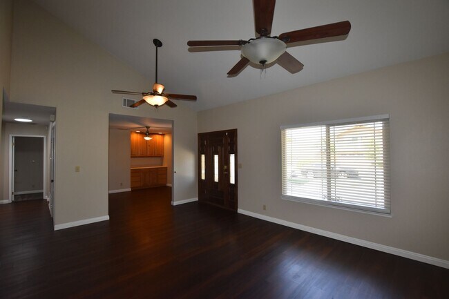 Foto del edificio - Lovely Single Story 3/2 Court Location