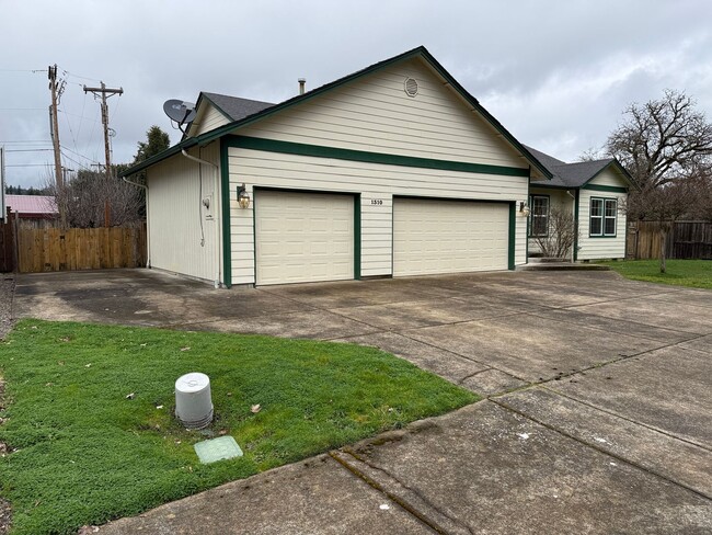 Building Photo - Beautiful 3 bedroom 2 bath house in Cottage Grove!