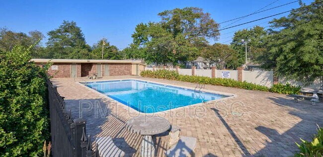 Photo - 2530 E North St Apartment