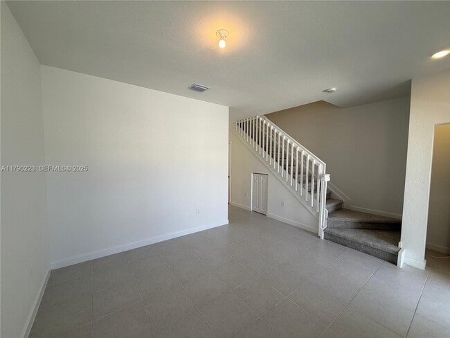 Building Photo - 2851 SE 25th Ave