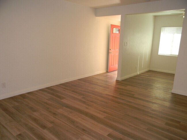 Foto del edificio - 450 N Cypress St