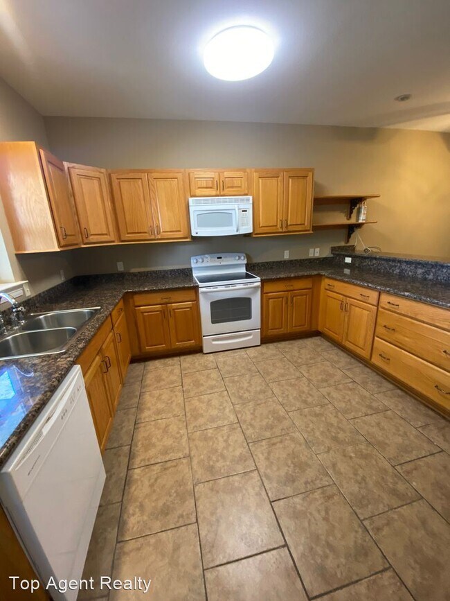 Building Photo - 2 br, 2.5 bath House - 200 Lake View Unit A