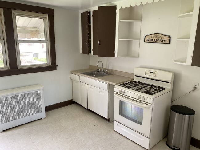 Nice spacious kitchen - 1717 3rd Ave