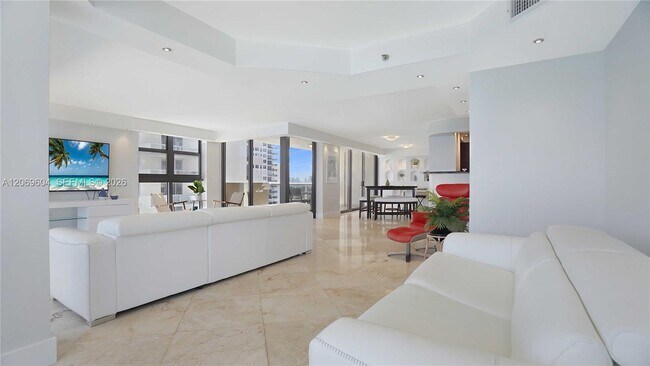 Foto del edificio - 5757 Collins Ave