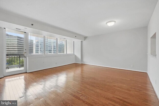 Foto del edificio - 1805 Crystal Dr