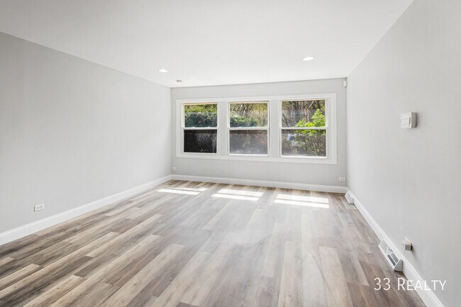 Building Photo - Newly renovated 2 bed/ 2 bath duplex; in-u...