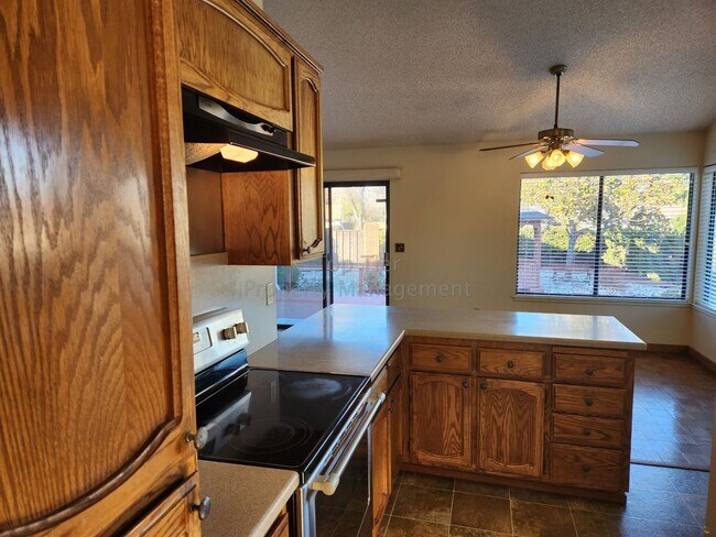 Foto del edificio - Spacious 4 Bed/2 Bath /1,970 square foot h...
