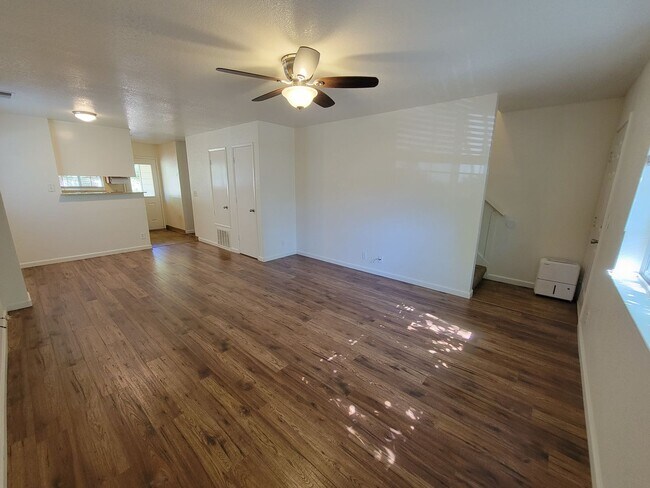 Foto del edificio - Two Story 3 Bedroom 2 Bath Condo in Chico for Rent!