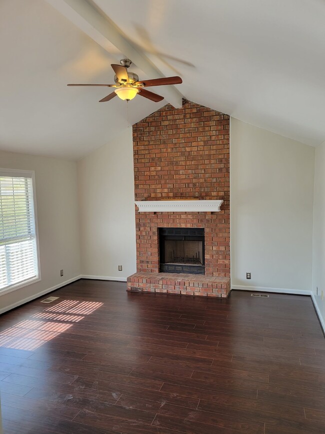 Building Photo - 3 bed , 2 bath Ranch Home on Corner Lot wi...