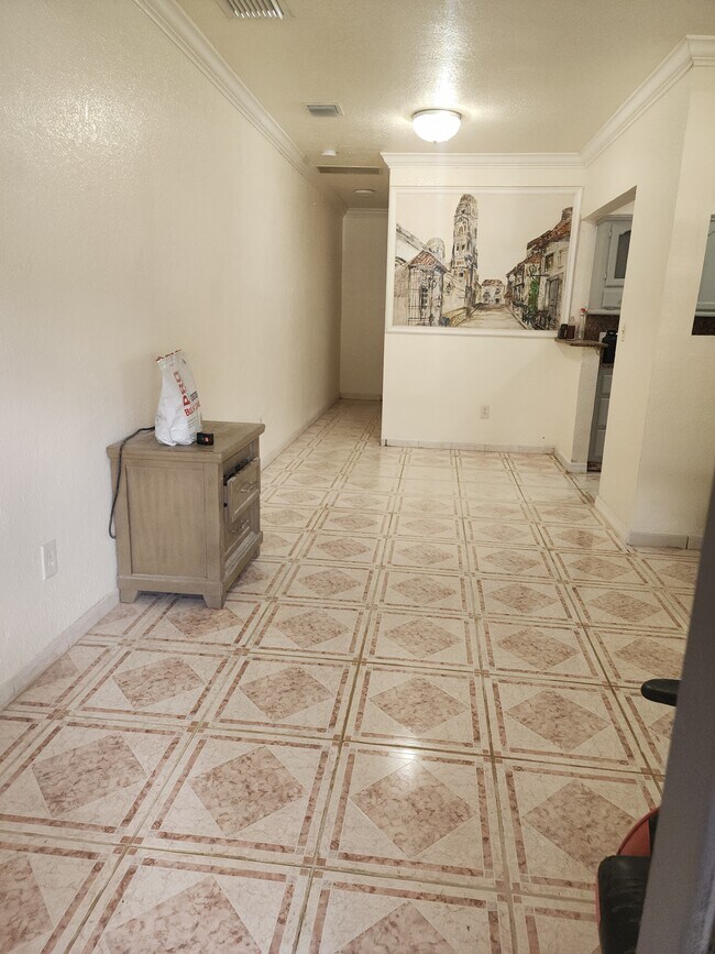 Comedor - 102 NW 64th St