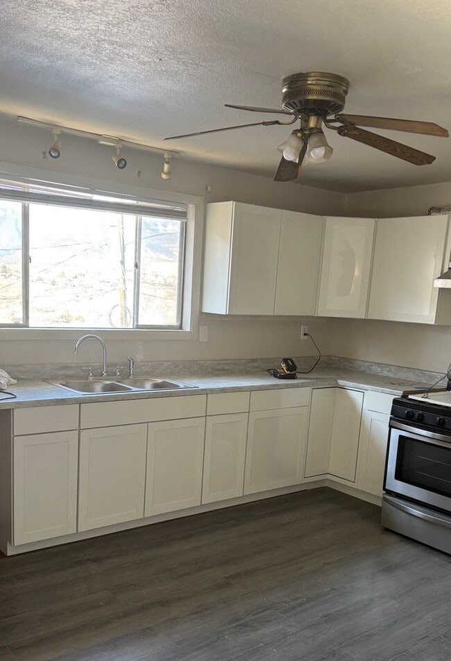 Foto del edificio - 411 E 1st St