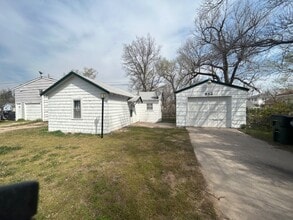 Building Photo - 812 W 11th Ave