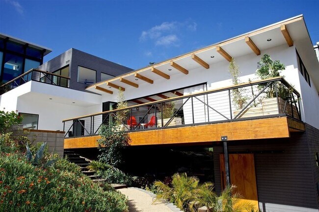 Building Photo - Contemporary, 3 bedroom, 3 bath home is on...
