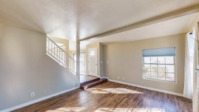 Building Photo - LOCATION LOCATION LOCATION. MID TOWN BRING...