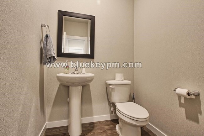 Building Photo - 3 Bed, 2.5 Bath Home in Whipple Creek Vill...