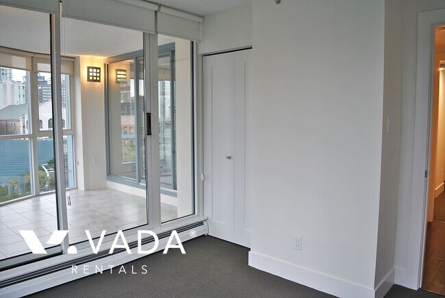 Photo du bâtiment - Paris Place 2 Bedroom Apartment For Rent 7...