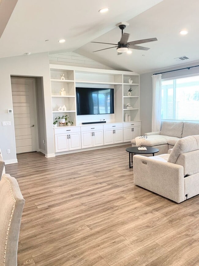 Foto del edificio - Gorgeous 4 Bedroom Home in West Murrieta