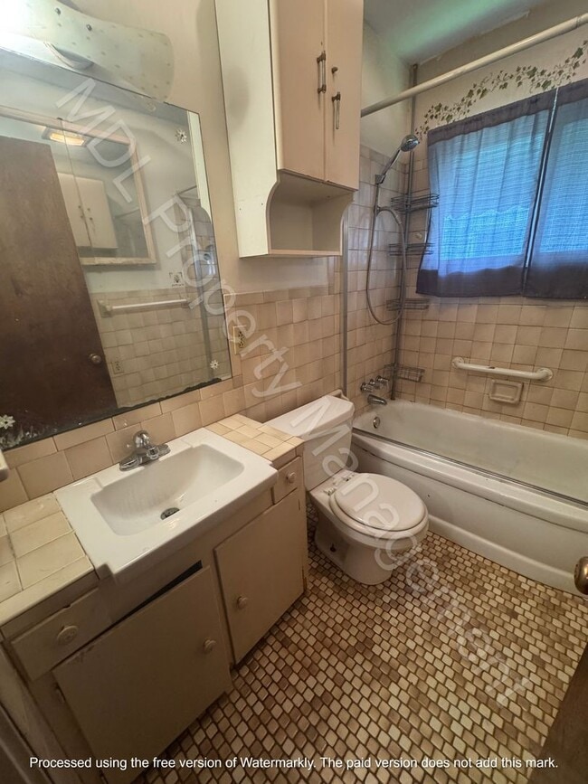 Building Photo - 4 Bedroom Home w/ Attached Garage and a Su...
