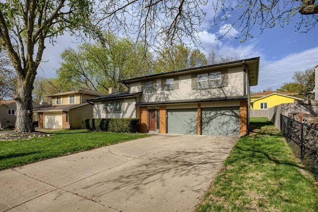 Building Photo - Stylishly Updated 3-Bedroom In Prime Locat...