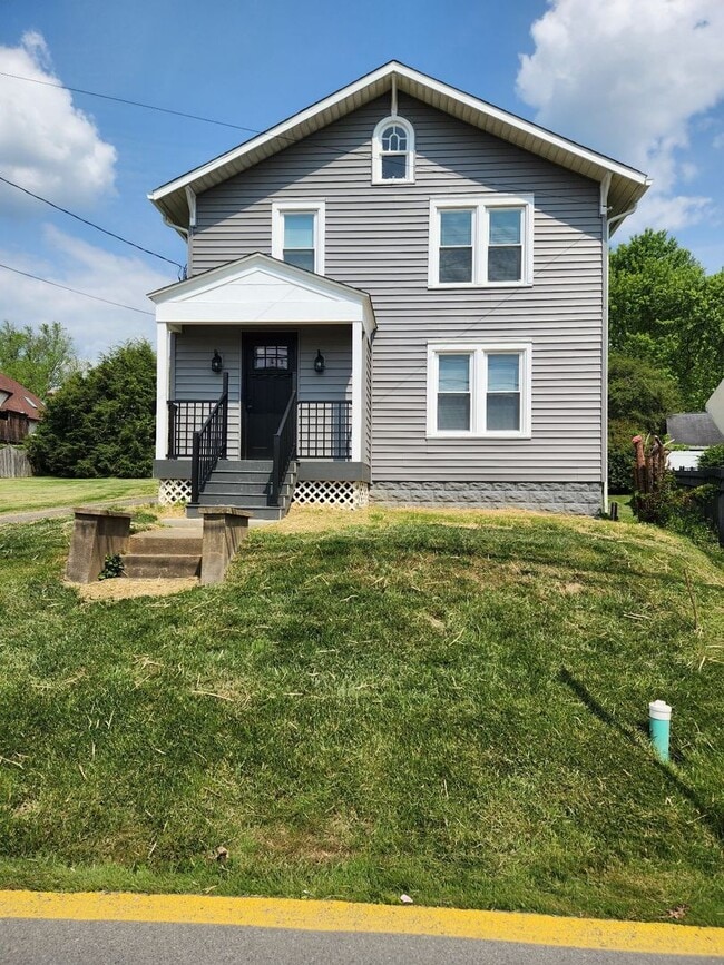 Building Photo - 3 Bed/2 Bath House Located in Suncrest Lawncare included - Available NOW