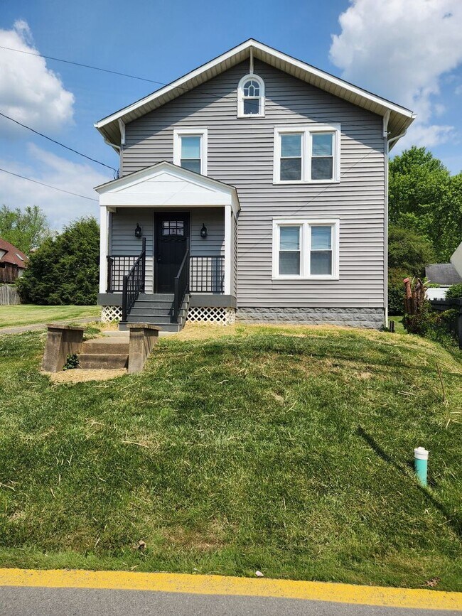 Foto del edificio - 3 Bed/2 Bath House Located in Suncrest Lawncare included - Available NOW