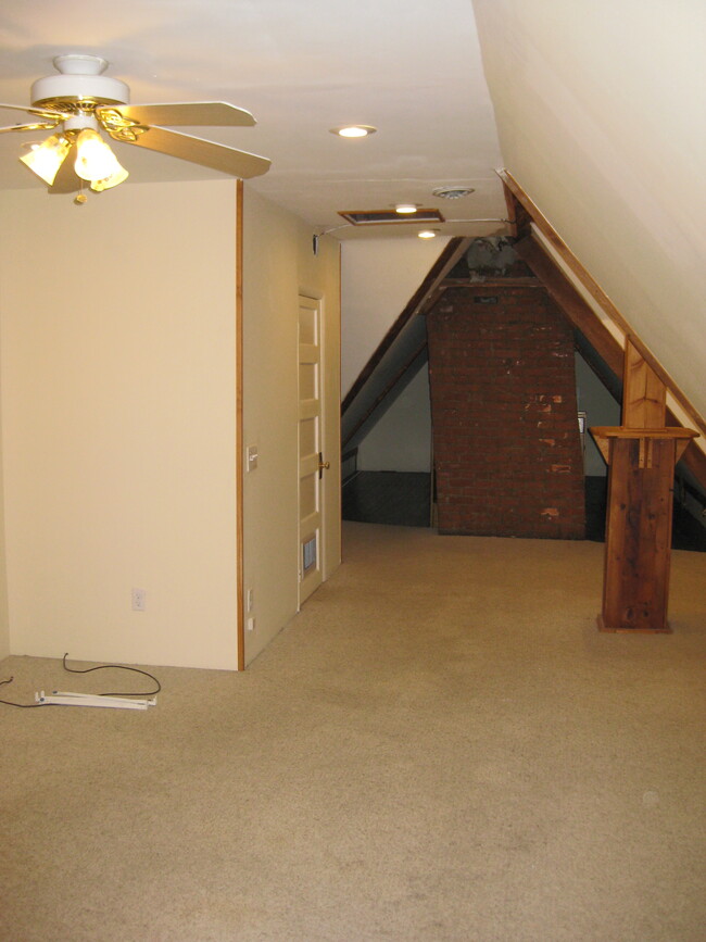 Building Photo - 17 S Goodman St