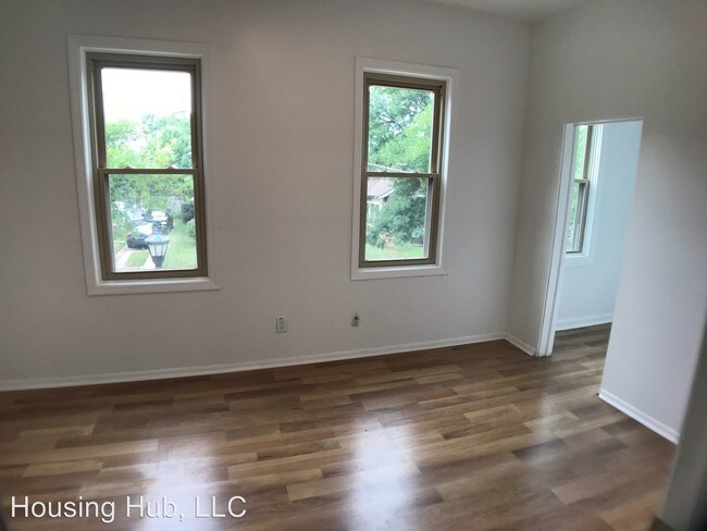 Building Photo - 804 4th St E