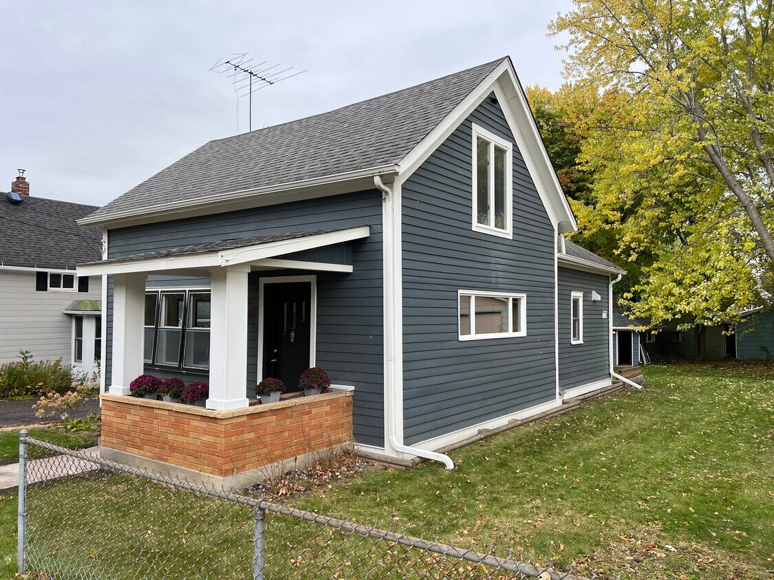 Primary Photo - 715 5th St S