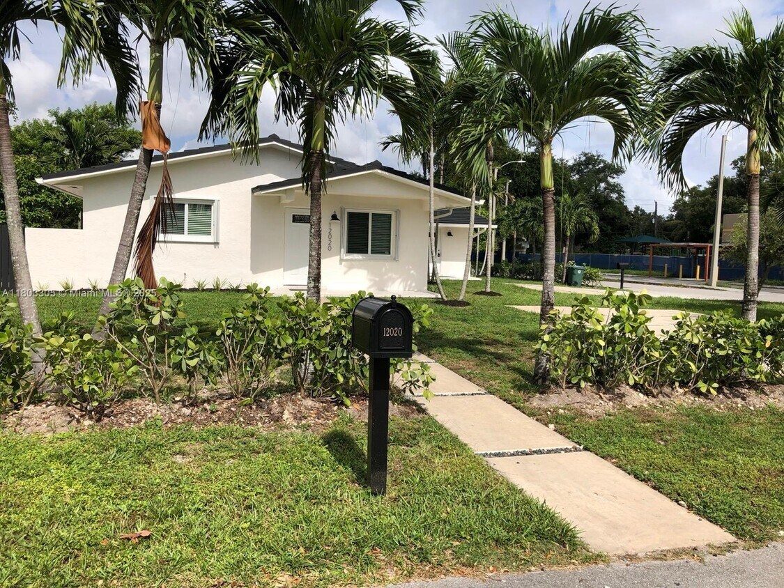 Foto principal - 12020 NE 12th Ct