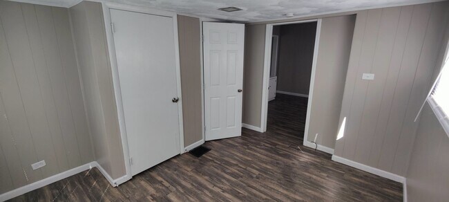 Building Photo - 702 W Fairview Ave