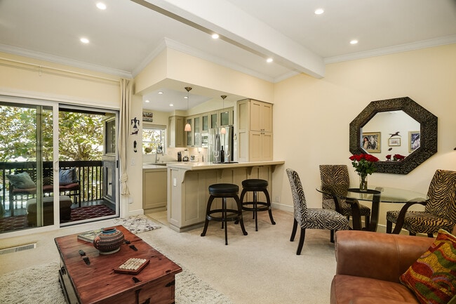 Building Photo - 8840 Villa La Jolla Dr