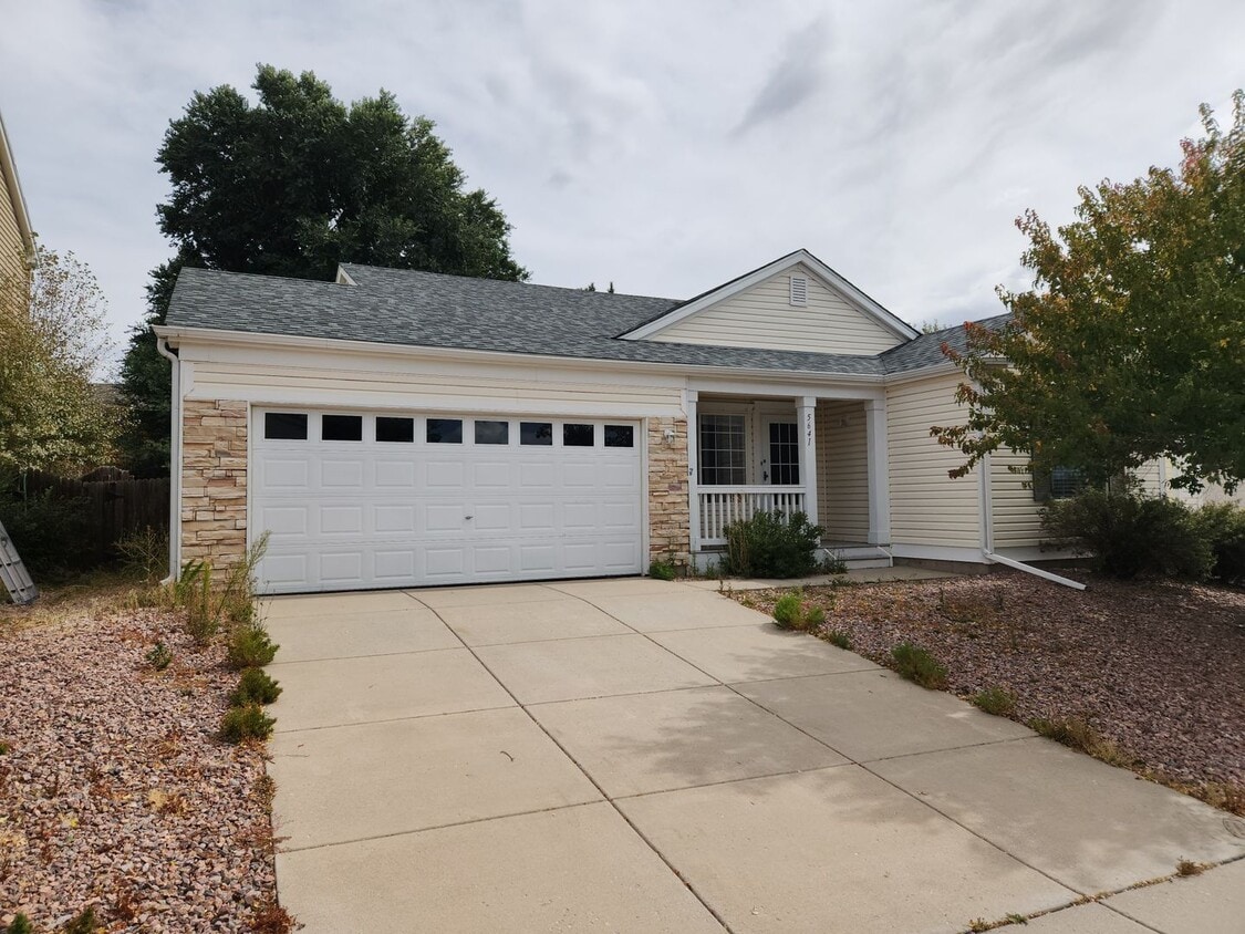 Ridgeview @ Stetson Hills- Newly remodeled 3 bedroom - Ridgeview @ Stetson Hills- Newly remodeled 3 bedroom