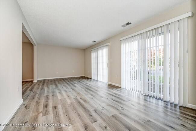 Foto del edificio - 64 Phoenix Ct