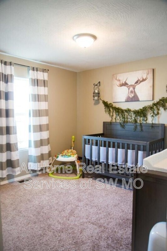 Building Photo - 1087 S Tanner Dr