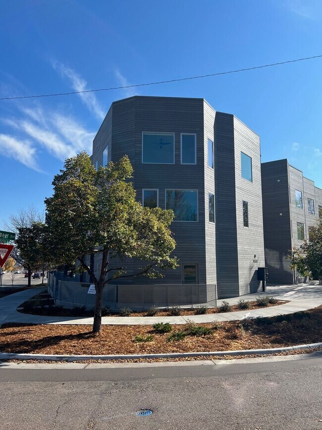 Building Photo - New Build Townhome in the Highlands