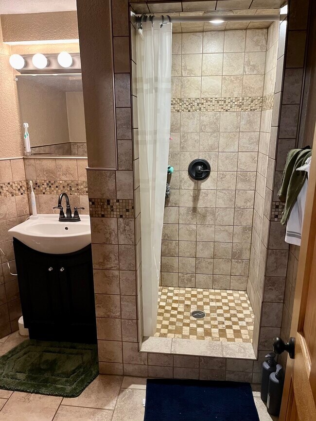 Basement tiled bath - 868 Pascal St N