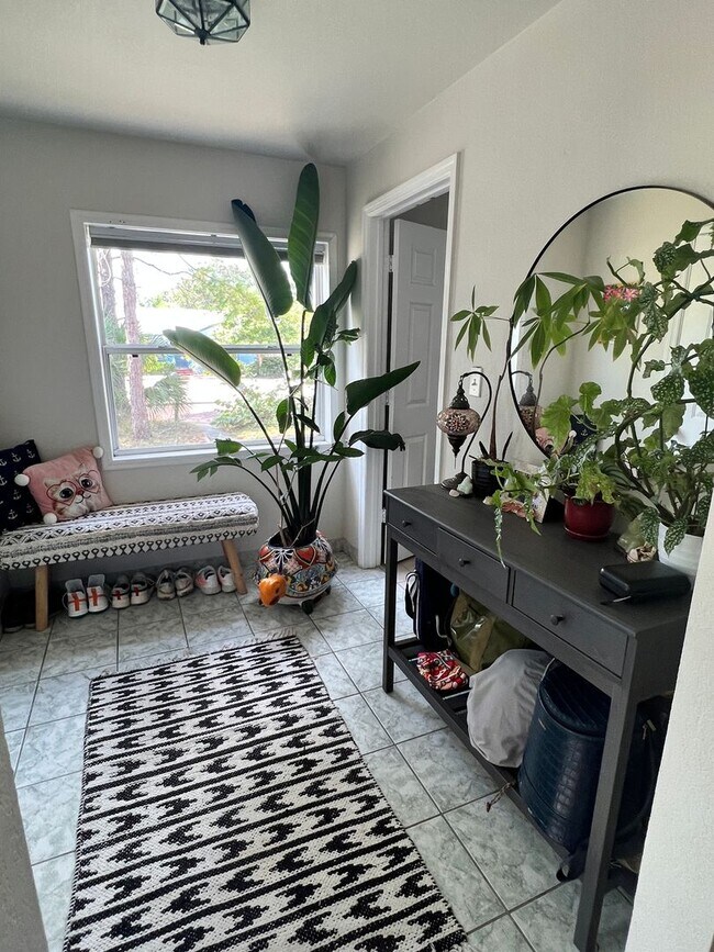 Building Photo - Gulfport charm 3/1 1 car garage