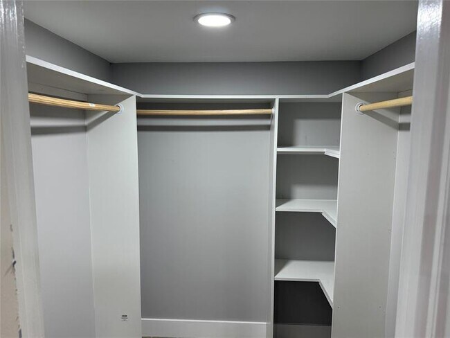 Foto del edificio - 5068 Rose Hill Dr