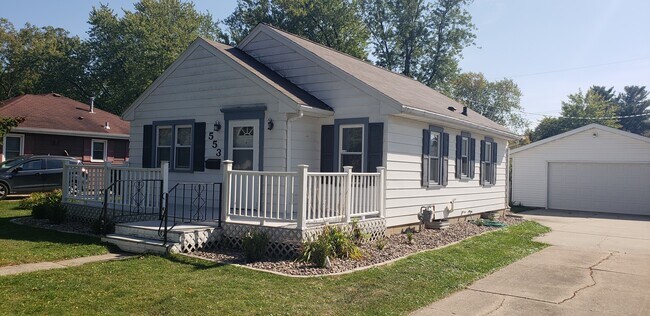 Building Photo - 553 Kelly St