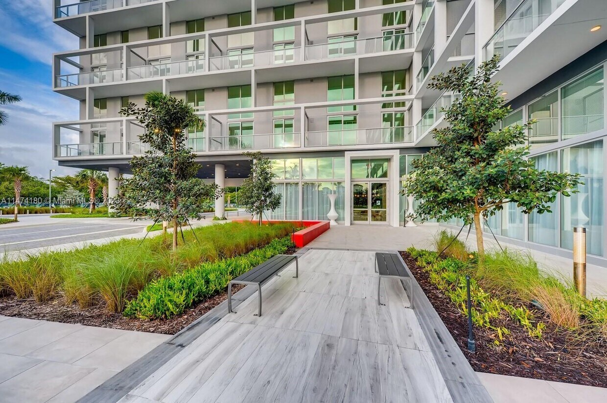 Primary Photo - 2000 Metropica Wy