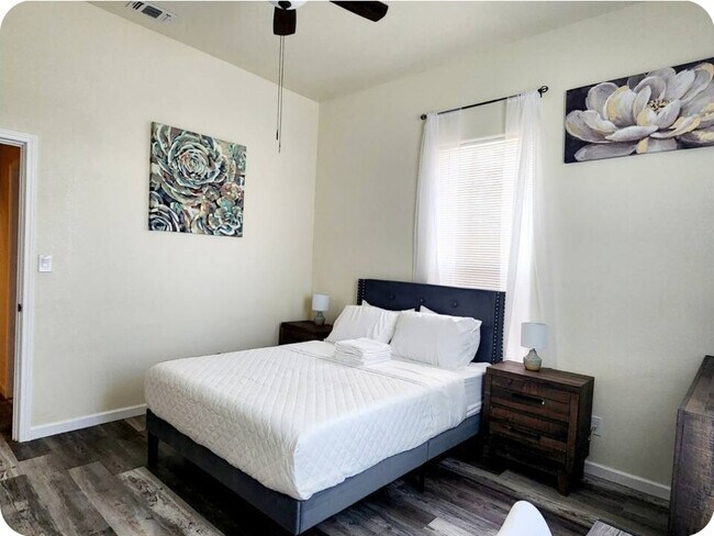 Foto del edificio - Room in House on N Polaris St