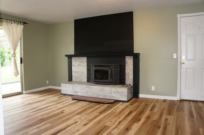 Building Photo - 952 NE Netlam Ln