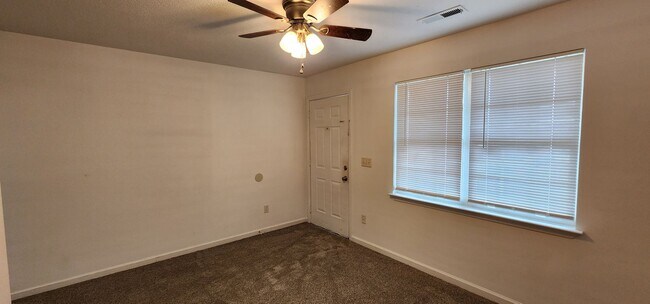 Foto del edificio - 3 Bedroom Duplex off Main St!