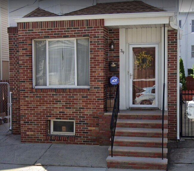 Building Photo - 39 Maple St