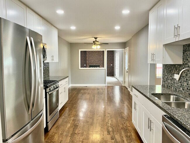 Building Photo - 550 Milton Ln
